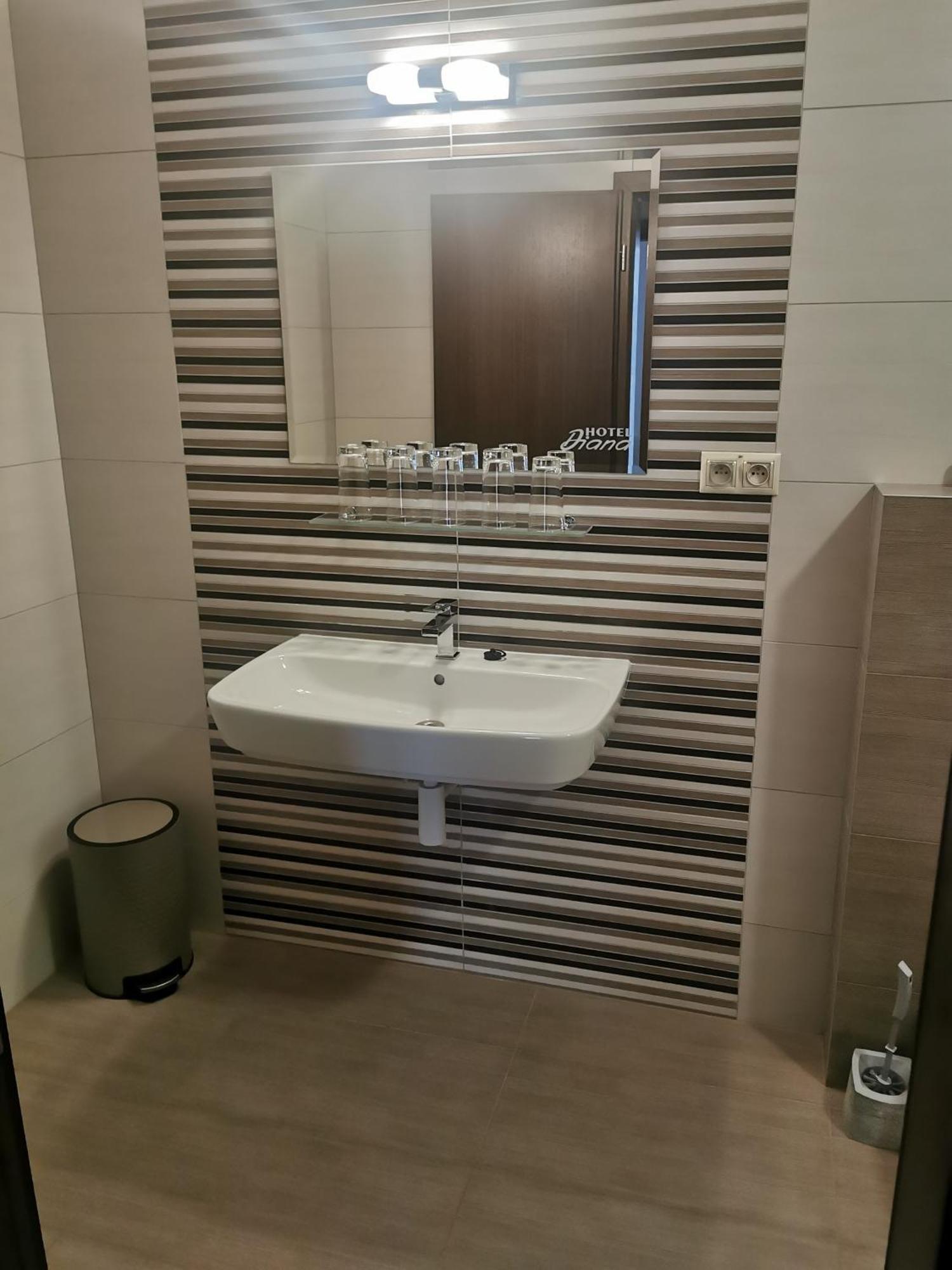 Hotel Diana Nové Mesto nad Váhom Esterno foto