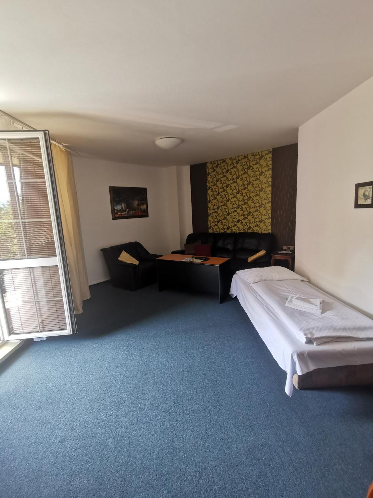 Hotel Diana Nové Mesto nad Váhom Esterno foto