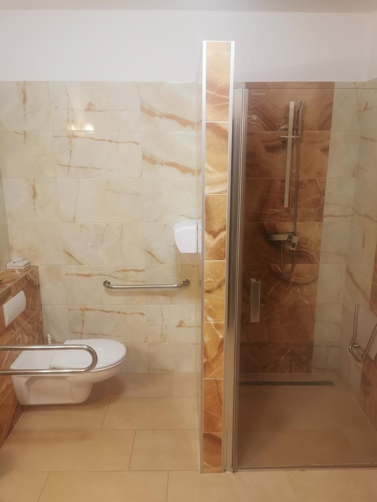 Hotel Diana Nové Mesto nad Váhom Esterno foto