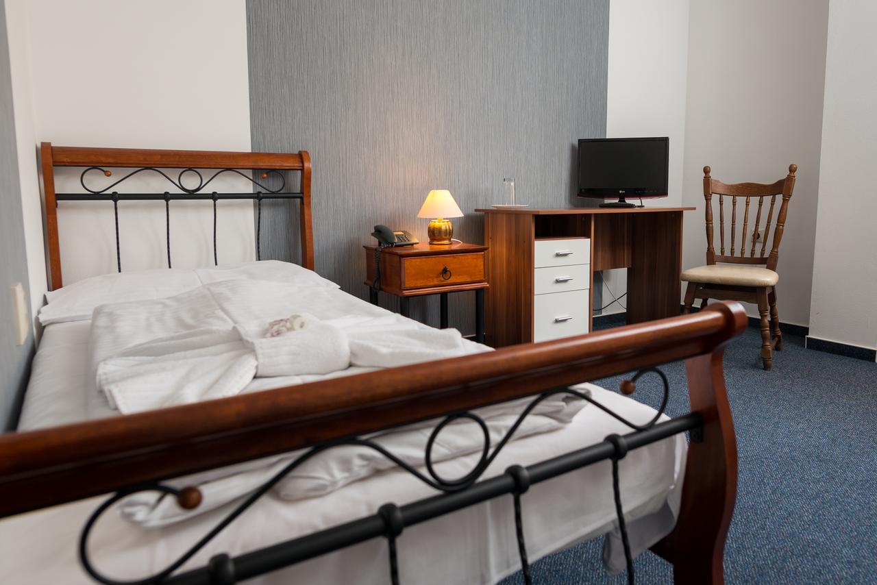 Hotel Diana Nové Mesto nad Váhom Esterno foto