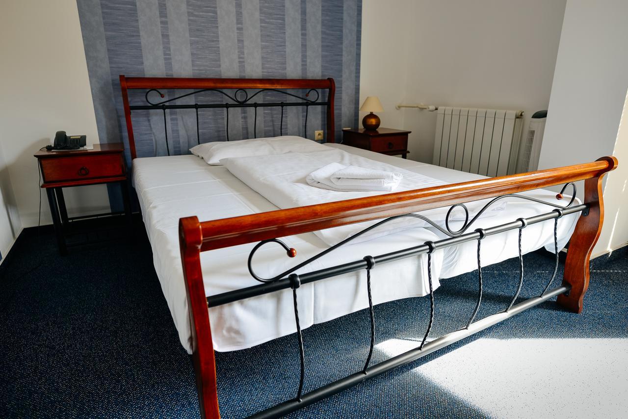 Hotel Diana Nové Mesto nad Váhom Esterno foto