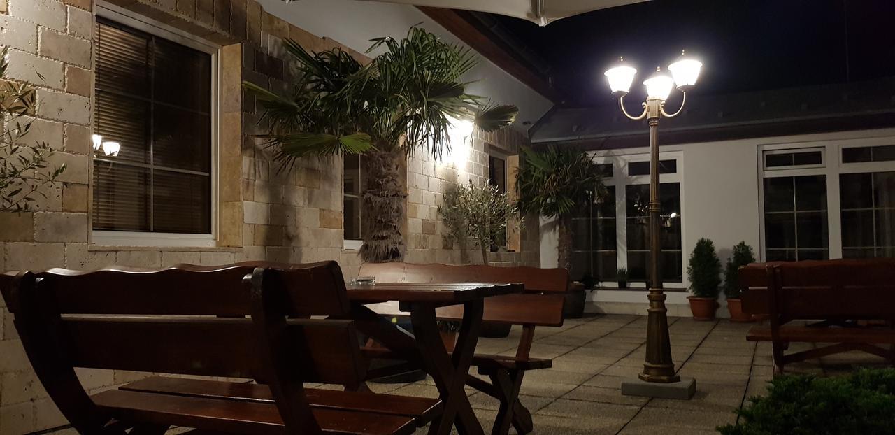 Hotel Diana Nové Mesto nad Váhom Esterno foto