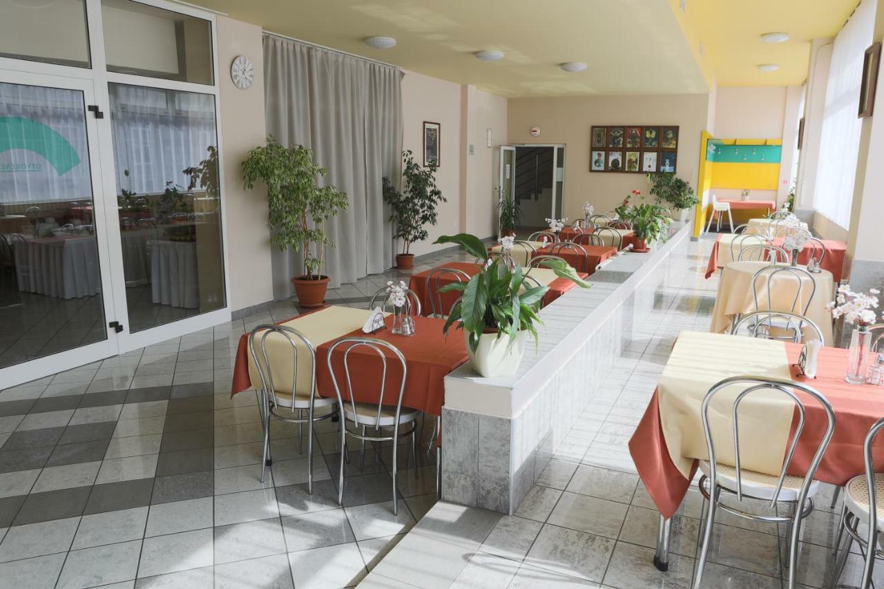 Hotel Diana Nové Mesto nad Váhom Esterno foto